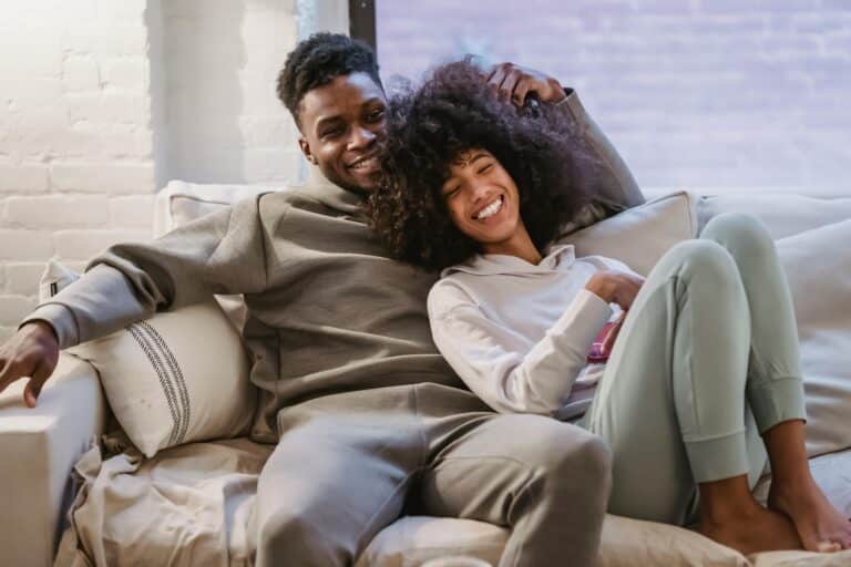 couple qui se détend après une prestation de ménage et repassage